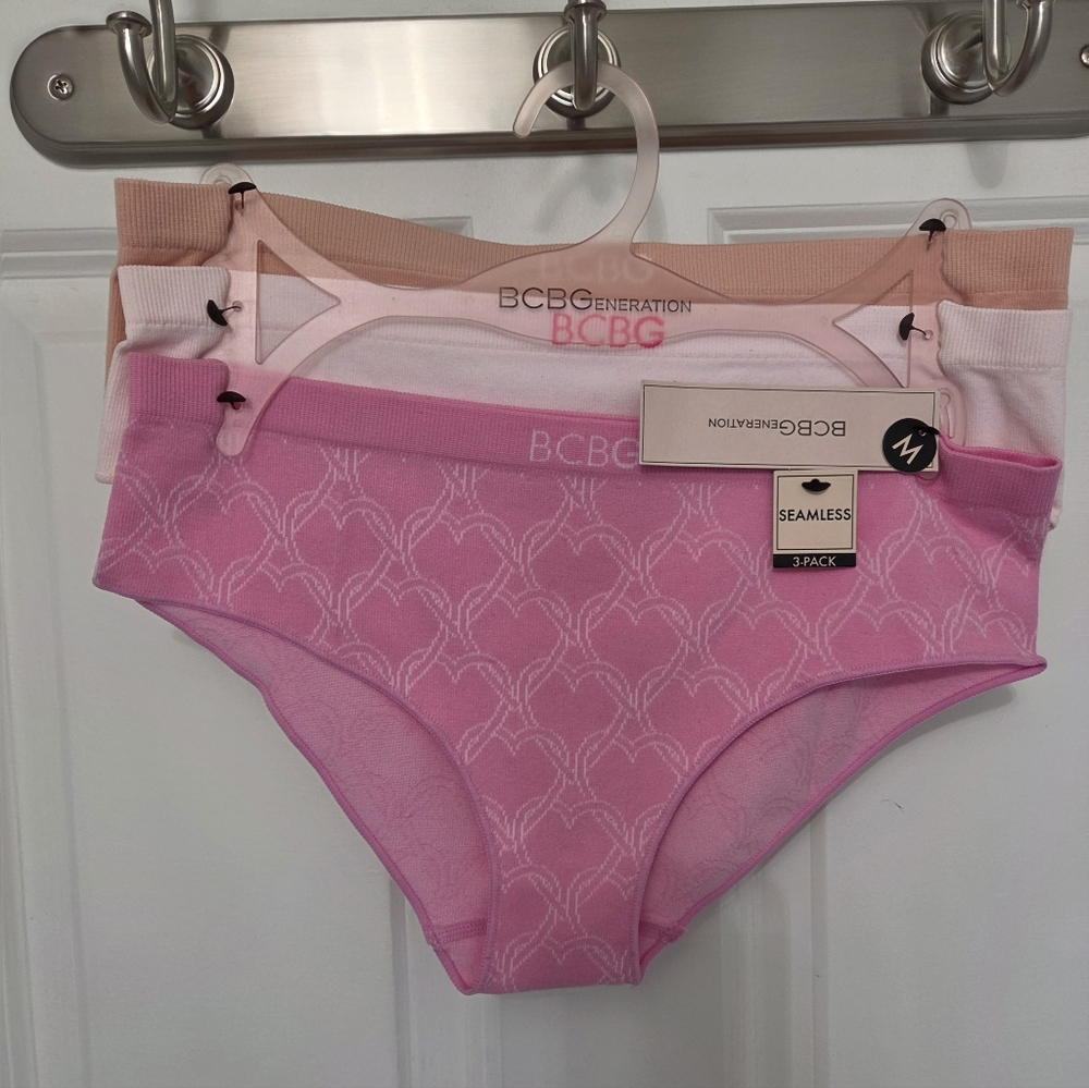 BCBG Girls' Seamless Hipster Panties - 3 PACK Pink, Light Pink, Peach Size M